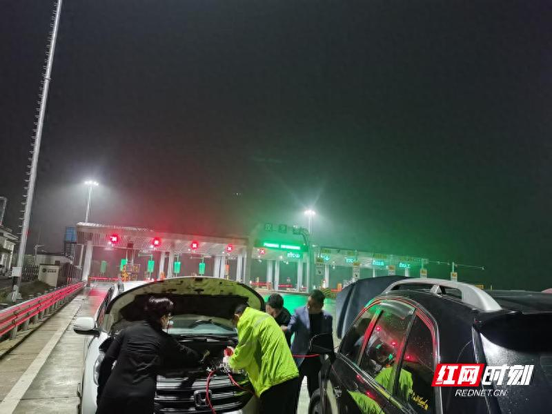 详细阅读:高速雨夜突发故障,常德收费站暖心救援陈先生一家 高速雨夜突发故障,常德收费站暖心救援陈先生一家